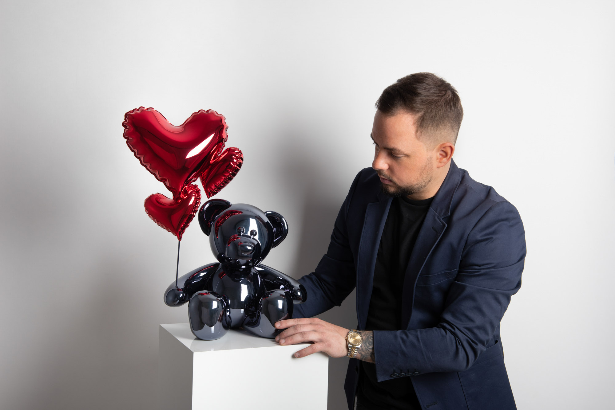 Portrait artiste avec oeuvre d'art -nicolas-krauss-photographe-gwendoline-chopineau