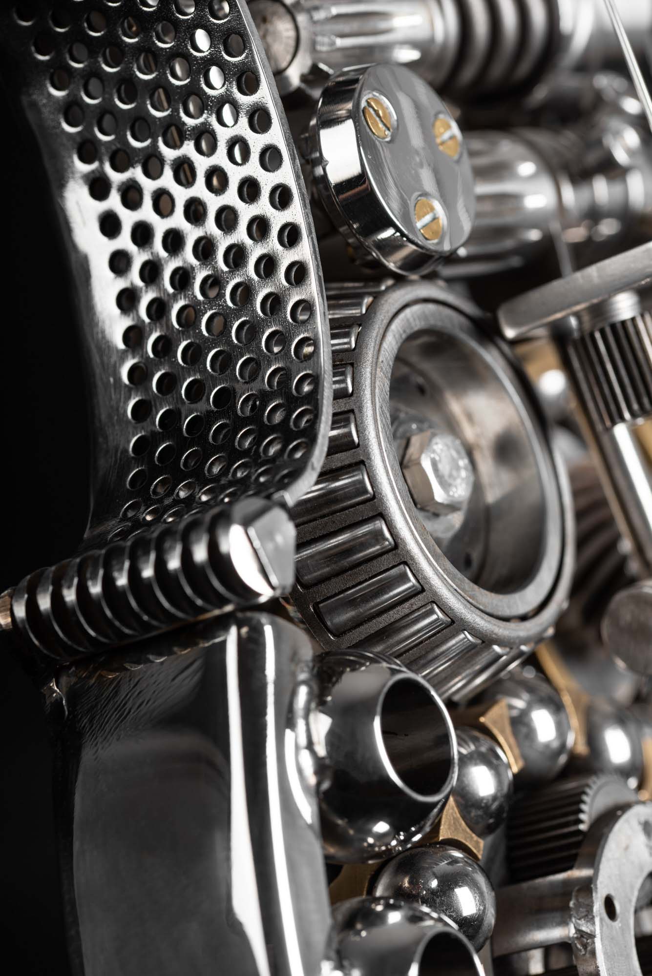 objet d'objet d'art prise de vue de profil fond noir - Soluweld Michaël Tavernier - photographe Gwendoline Chopineau